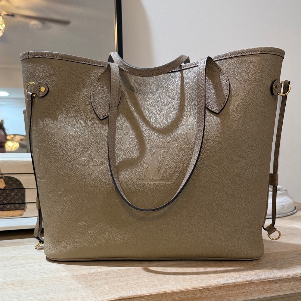 Louis Vuitton MM Neverfull